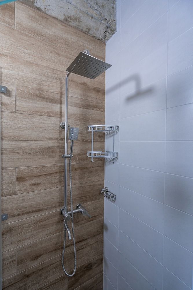 Easy Hotel Double Room, Garden View 11