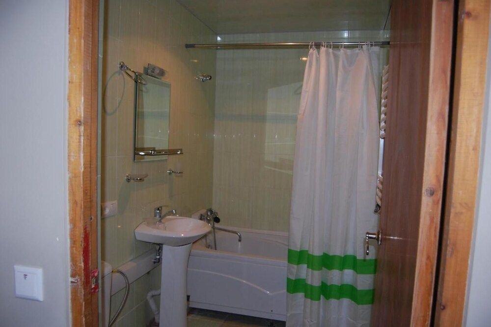 undefined Avenue18 4