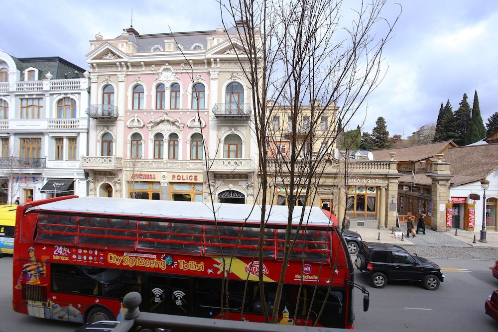 Aristocrat Deluxe Quadruple Room, City View 5