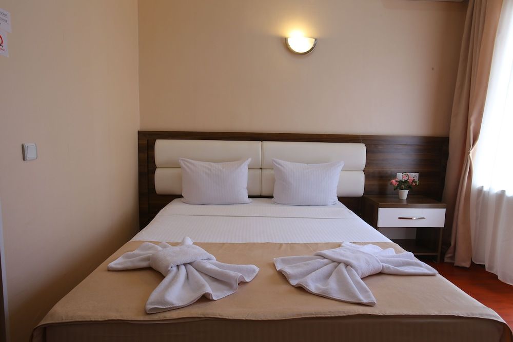 Aristocrat Deluxe Room, 1 King Bed, Courtyard View