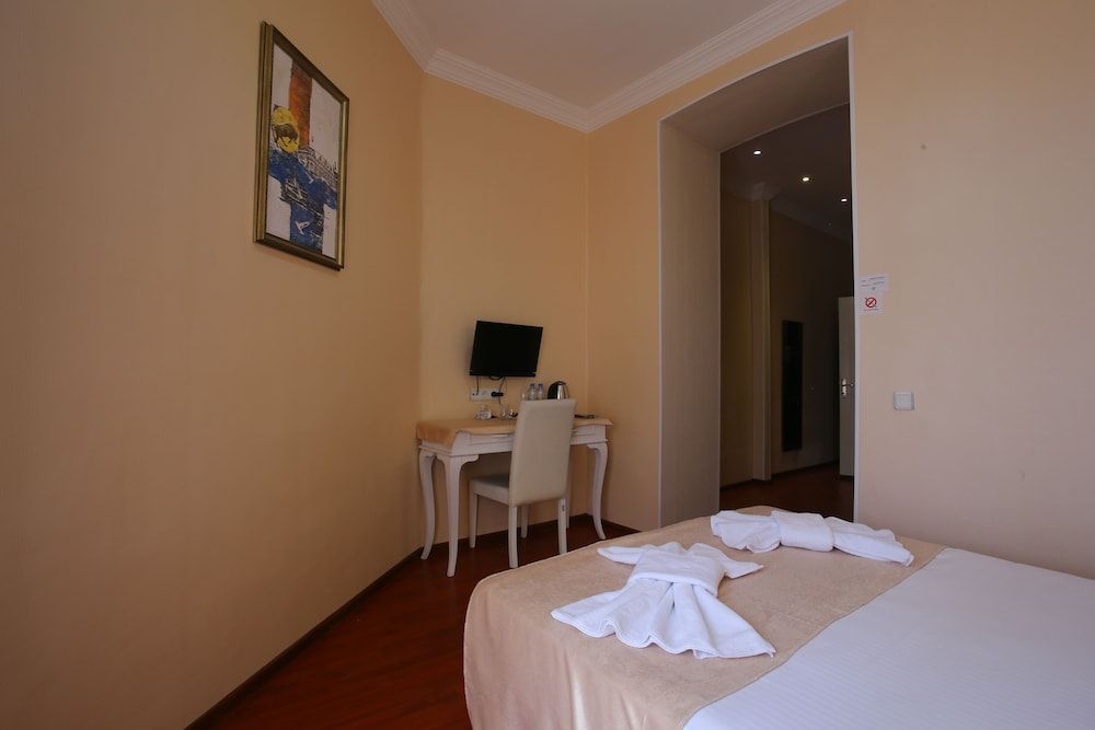 Aristocrat Deluxe Room, 1 King Bed, Courtyard View 2