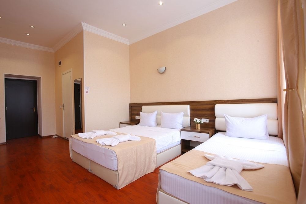 Aristocrat Deluxe Quadruple Room, City View