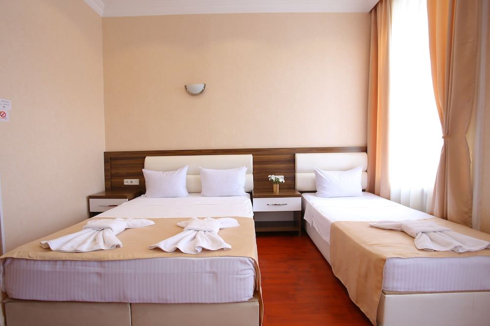 Aristocrat Deluxe Quadruple Room, City View 2