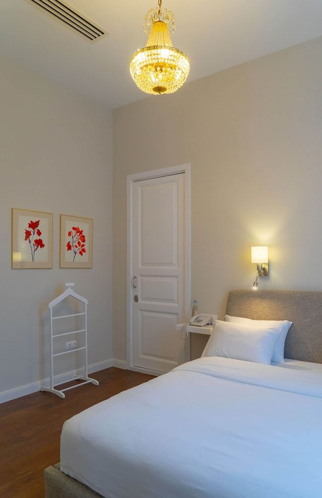 Tiflis Opera Aparthotel Royal Apartment, 1 King Bed with Sofa bed, City View 2