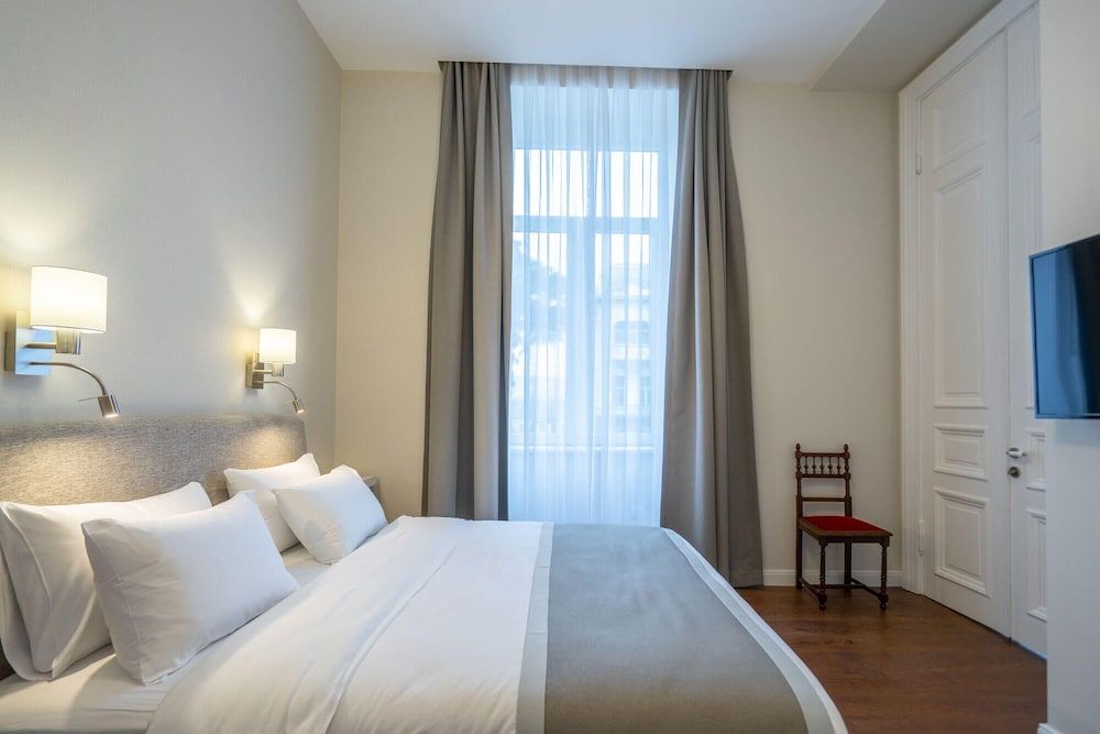 Tiflis Opera Aparthotel Royal Apartment, 1 King Bed with Sofa bed, City View 4