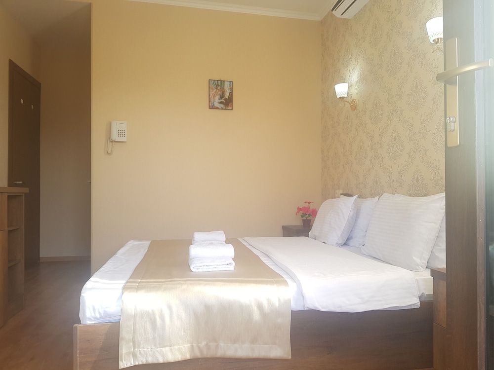 undefined Gold Line Hotel 9