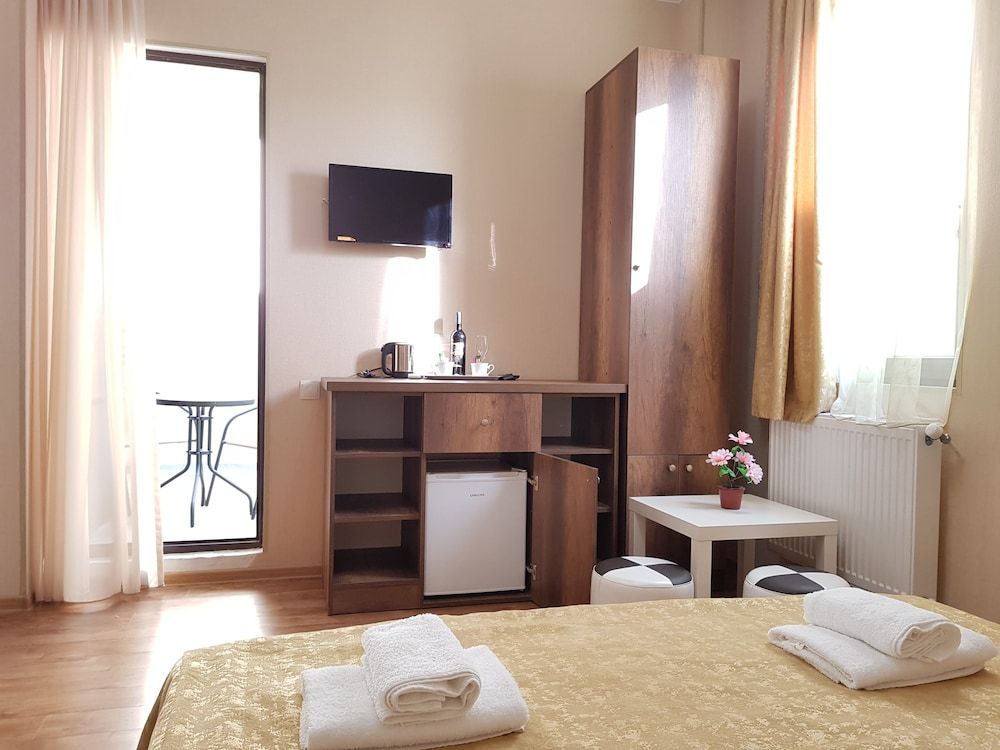 undefined Gold Line Hotel 4