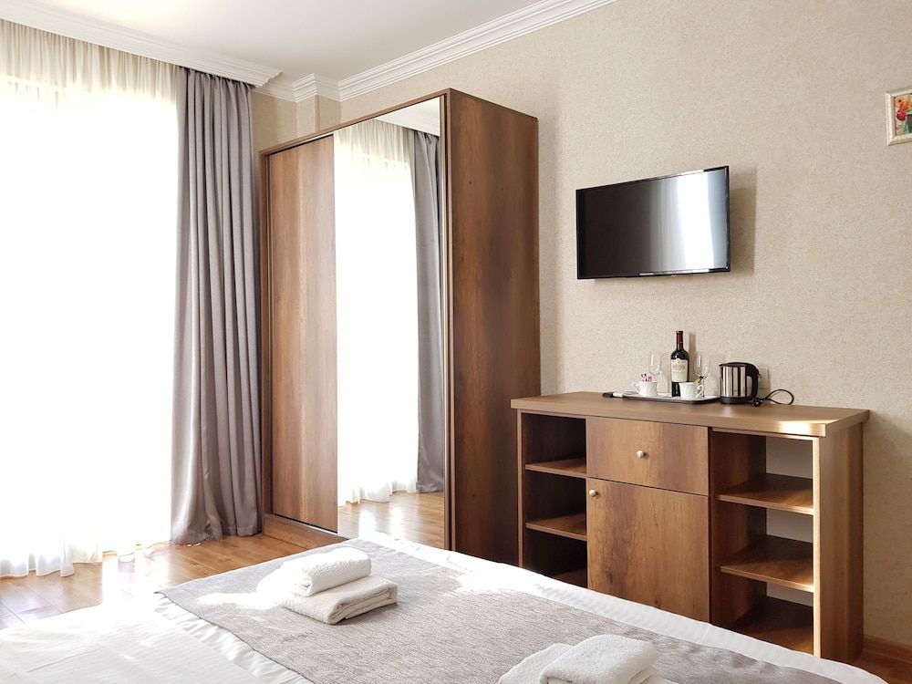 undefined Gold Line Hotel 7