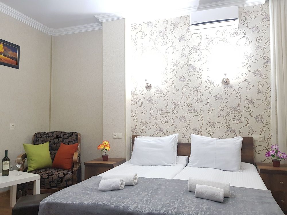 undefined Gold Line Hotel 3