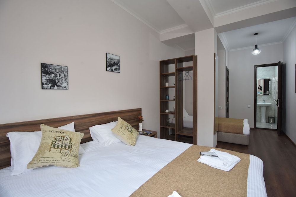 Day Room Art Hotel Deluxe Triple Room 4