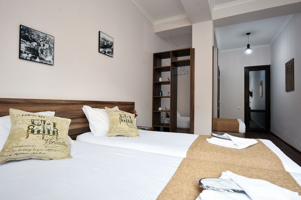 Day Room Art Hotel Deluxe Triple Room 2