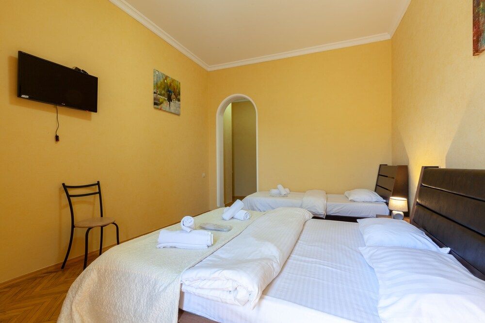 Nine Hotel Triple Room, Multiple Beds, Non Smoking 4