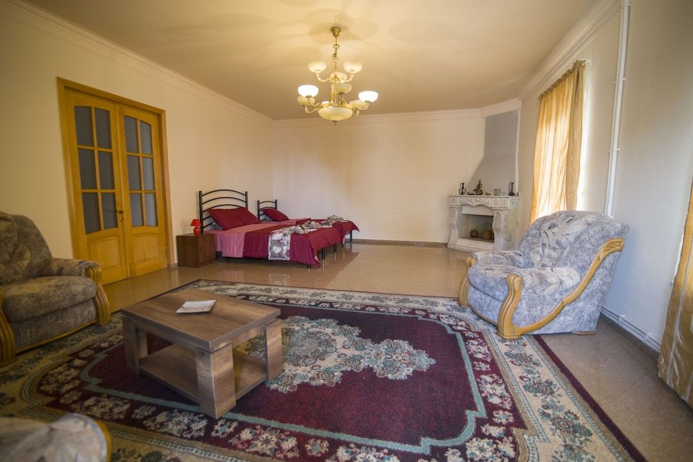 undefined G&G House 9