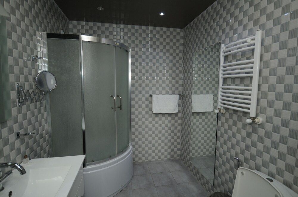 Hotel White Family Room 5