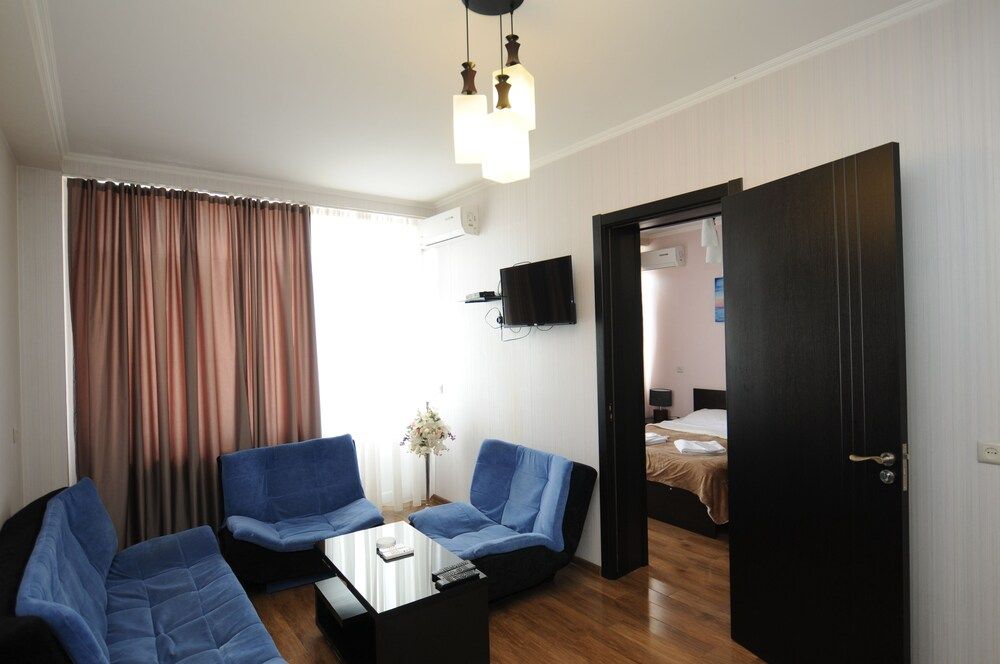 Hotel White Family Room 7