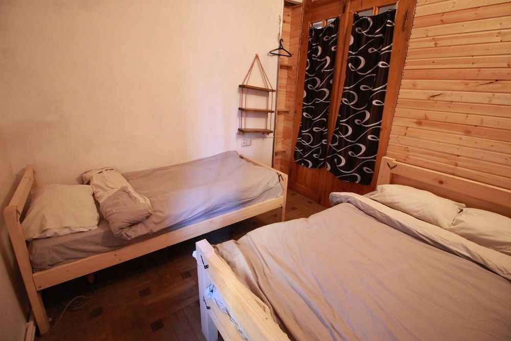 Sheni Hostel Economy Triple Room, Shared Bathroom 2