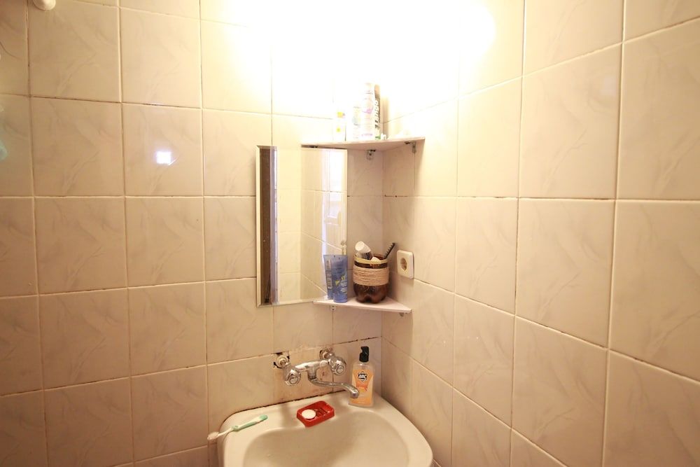 Sheni Hostel Economy Triple Room, Shared Bathroom 4