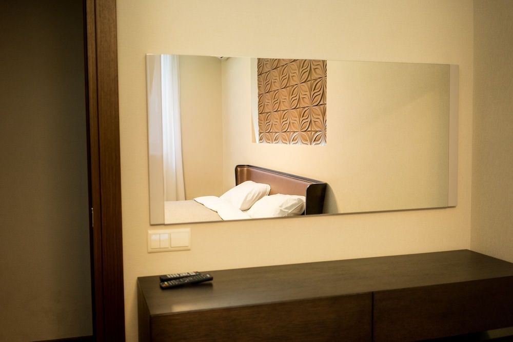 All   Seasons Hotel Design Apartment, 1 Large Twin Bed 2