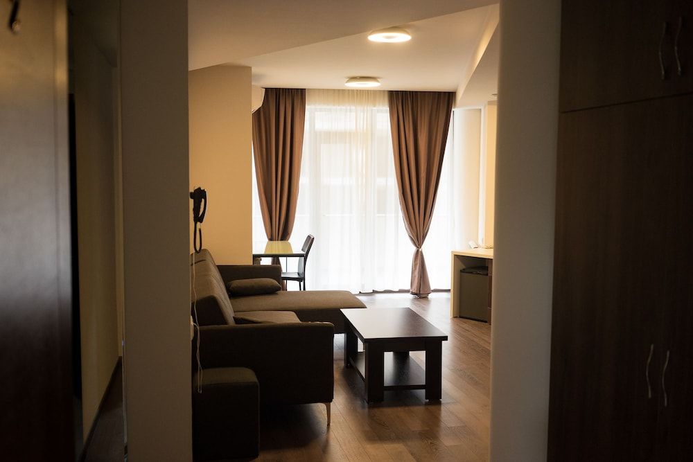 All   Seasons Hotel Design Apartment, 1 Large Twin Bed 5