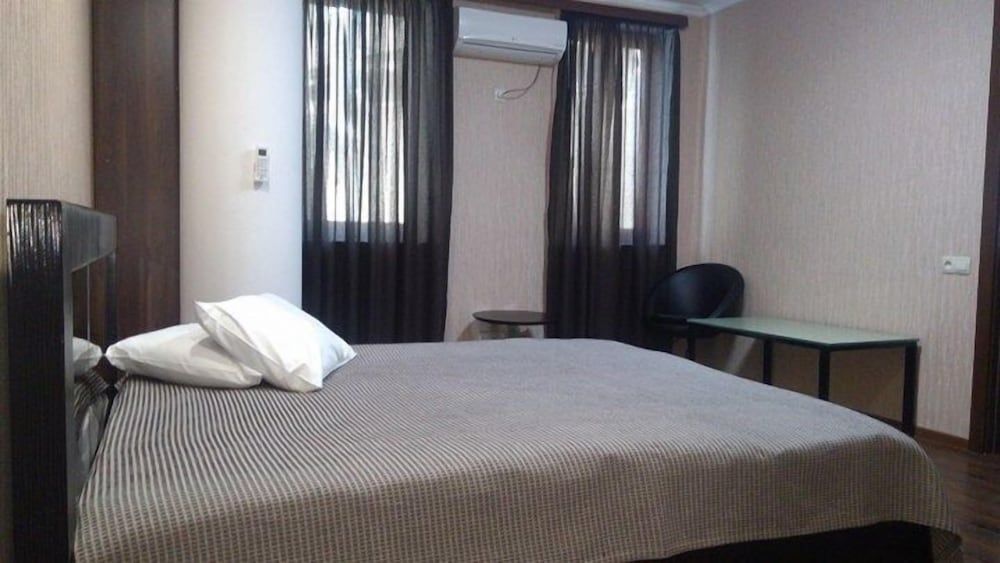 All   Seasons Hotel Family Apartment, Multiple Beds 2