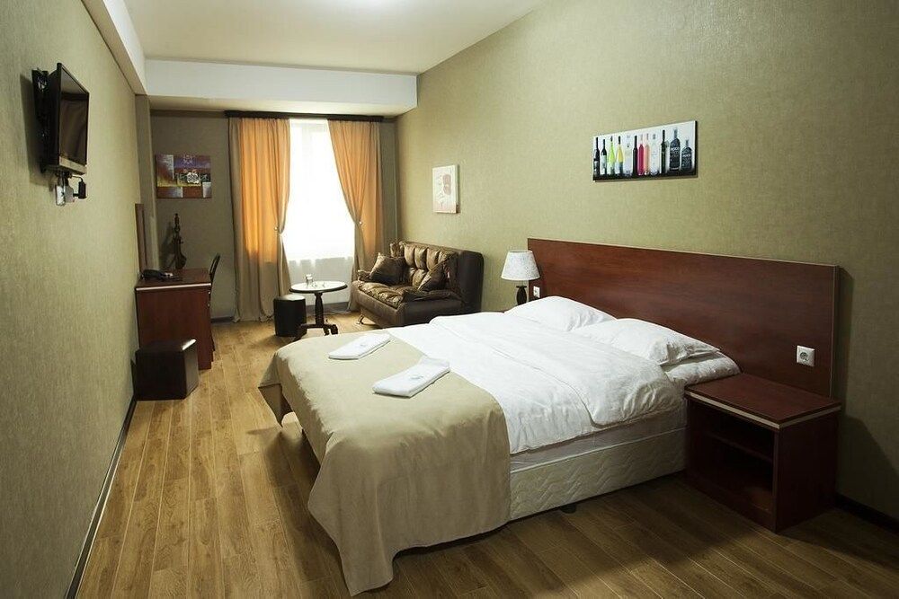 Lords Hotel Triple Room, 1 Double Bed with Sofa bed 3