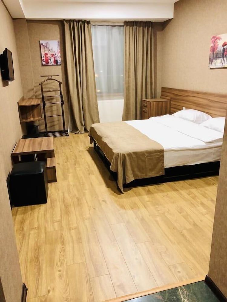 Lords Hotel Standard Double Room 7