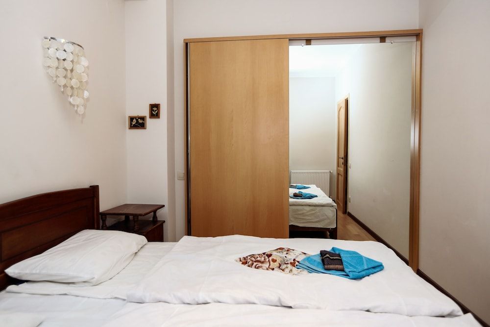 3 Bedroom Apartment near Vake Park Apartment, 3 Bedrooms 8