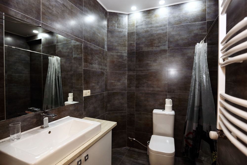 3 Bedroom Apartment near Vake Park Apartment, 3 Bedrooms 32