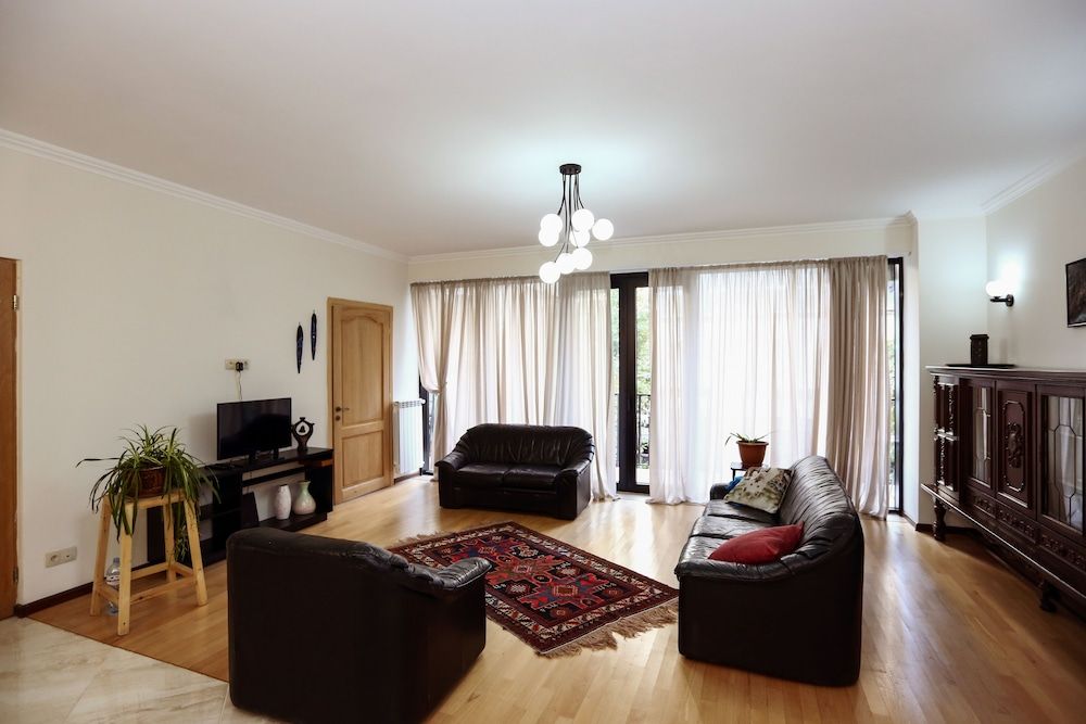 3 Bedroom Apartment near Vake Park Apartment, 3 Bedrooms 28
