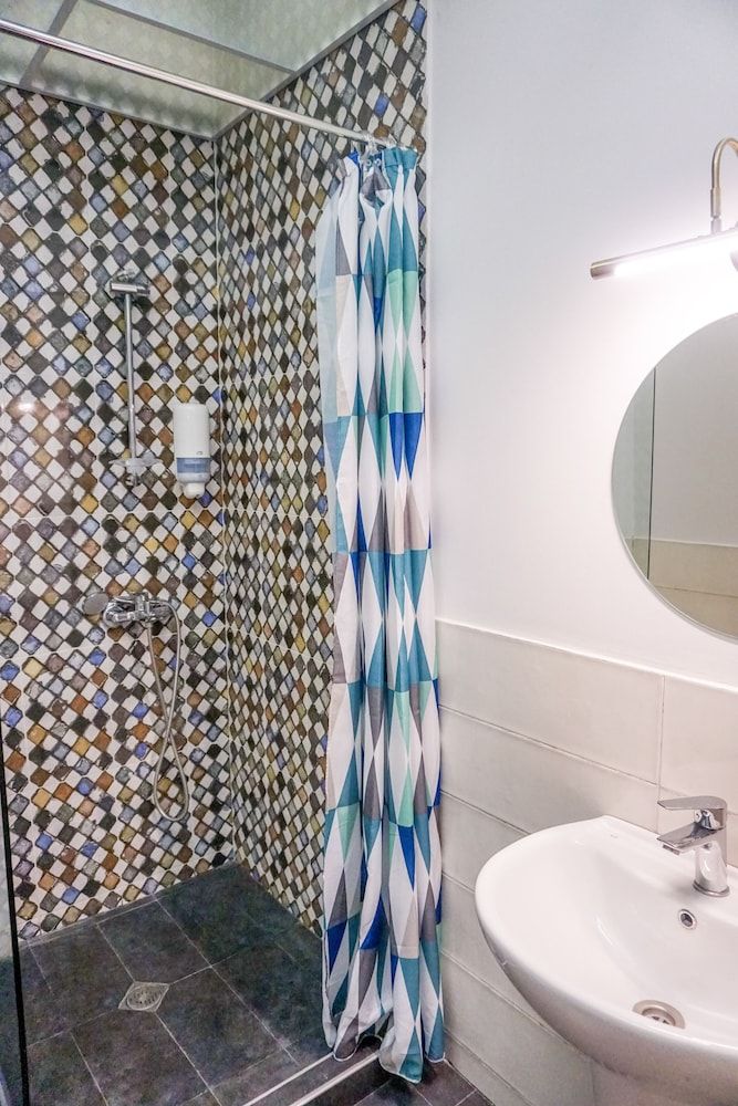 Cybernetics Hostel & Suites Standard Quadruple Room 3