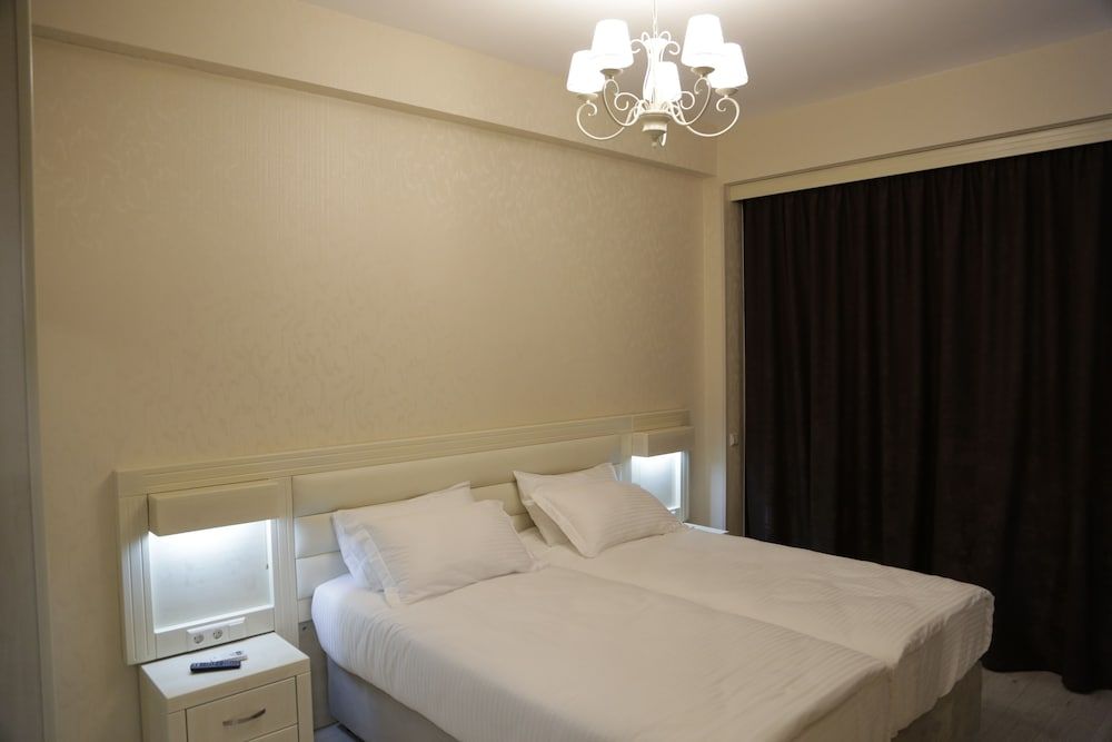 Economy Apartment, 2 Twin Beds, City View (8-02)