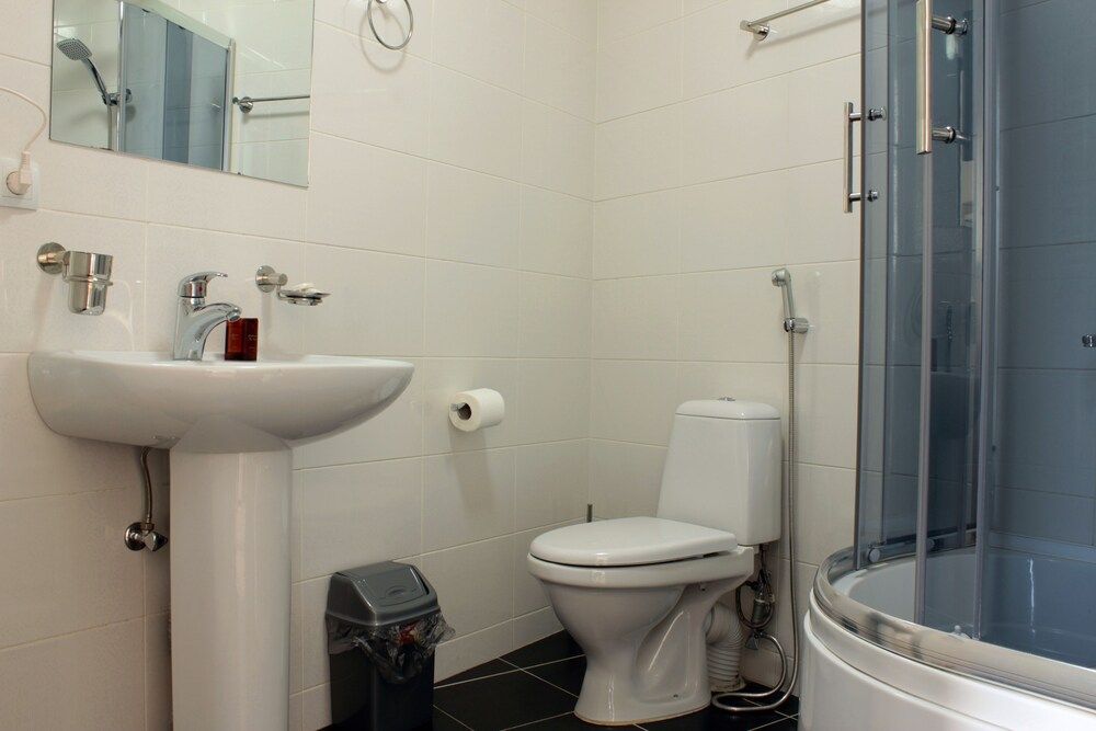 Oriental Hotel Standard Triple Room 4