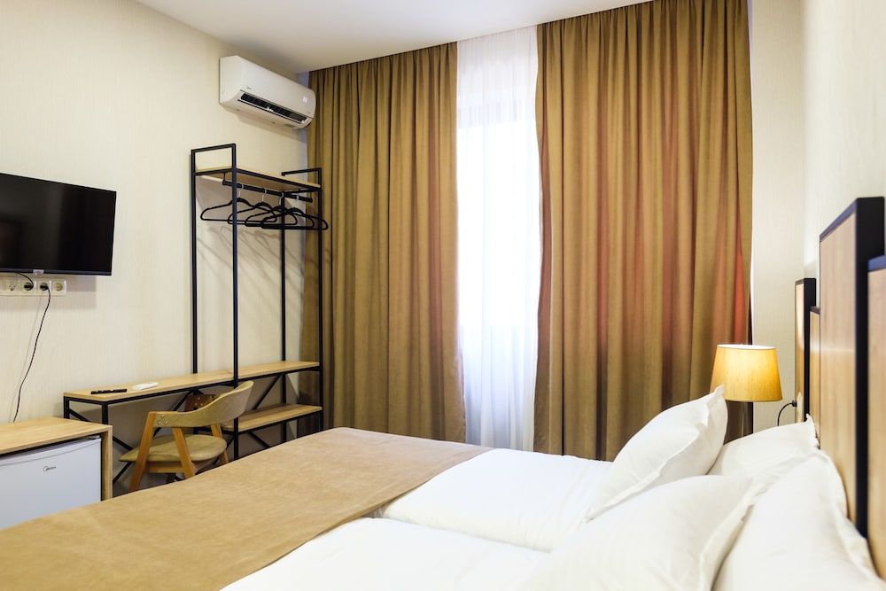 Midpoint Standard Twin Room 6