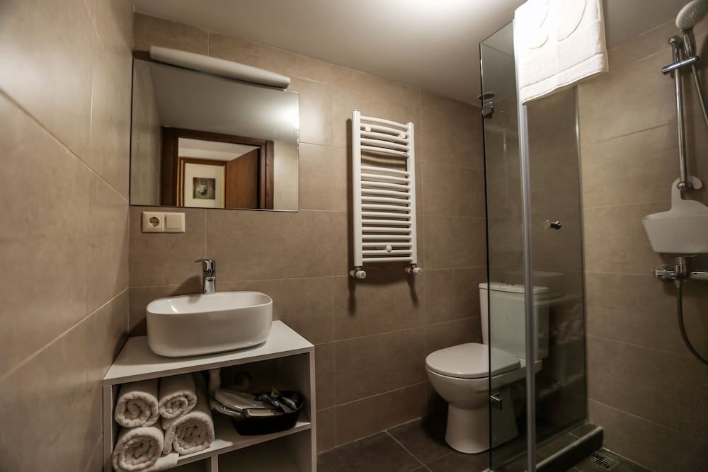 Tea for Two Hotel Deluxe Room, 1 King Bed 3