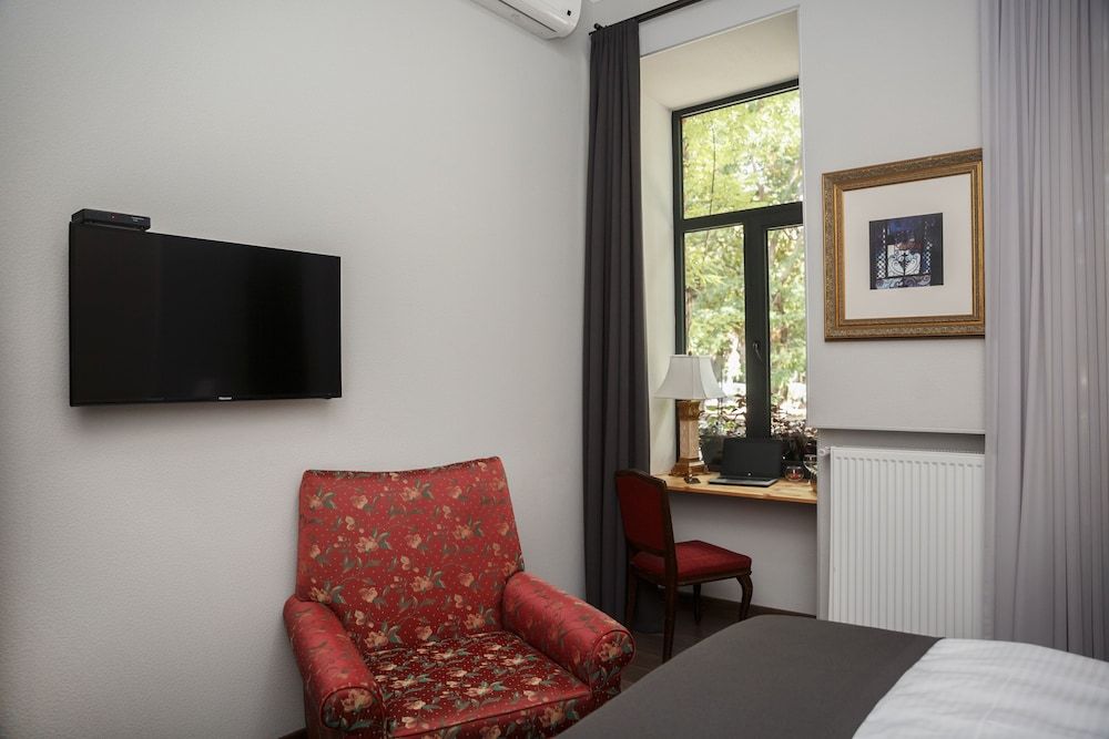 Tea for Two Hotel Deluxe Room, 1 King Bed 4