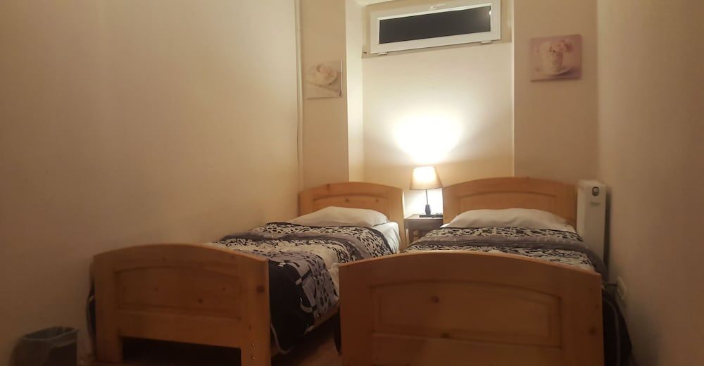 Deso Hostel & Rooms Twin Room (Budget) 2