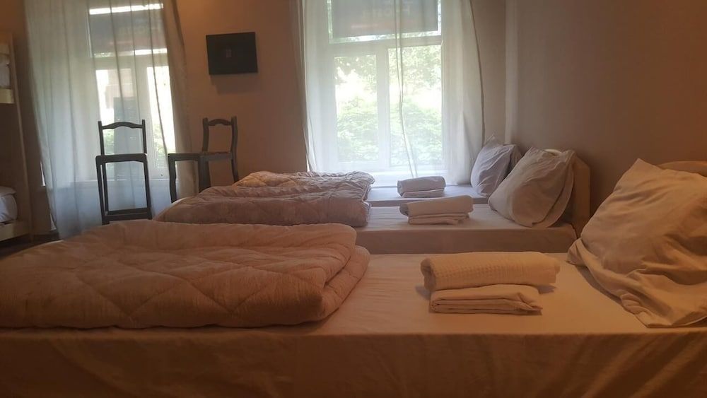 Deso Hostel & Rooms 1bed in Men only Dormitory 2