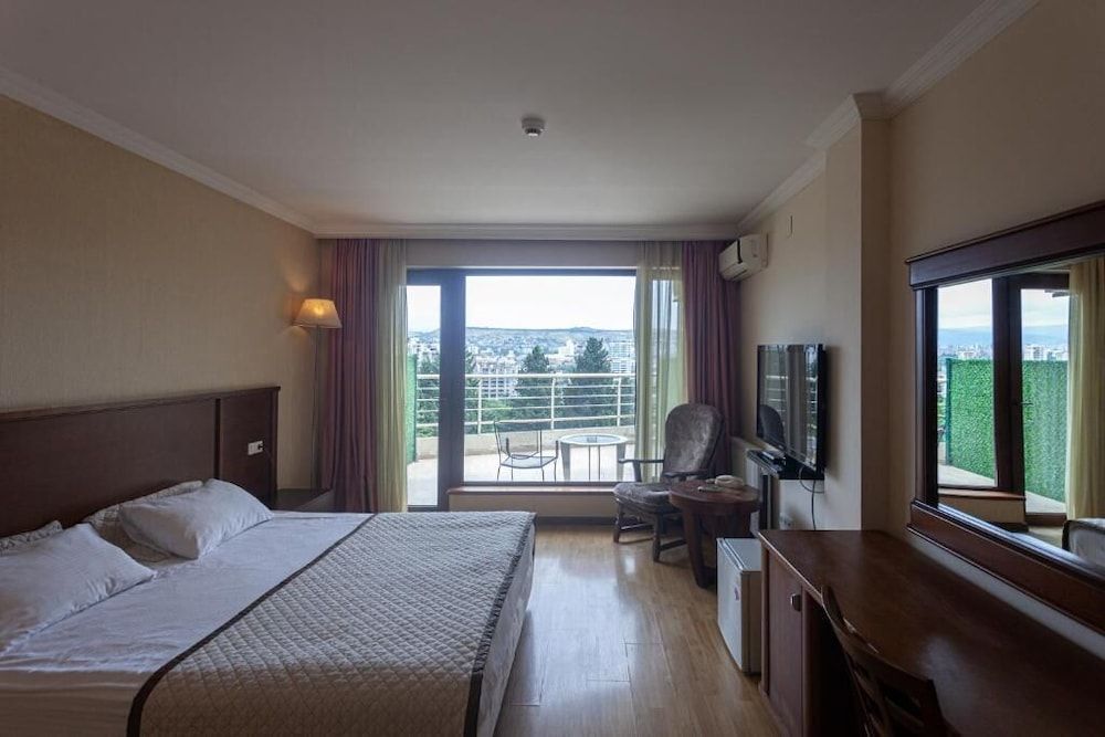 undefined Hotel Beaumonde Garden 7