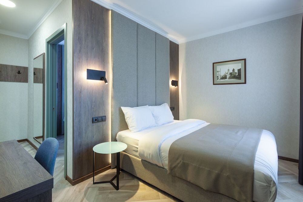 Hotel Old Wall Family Room 7