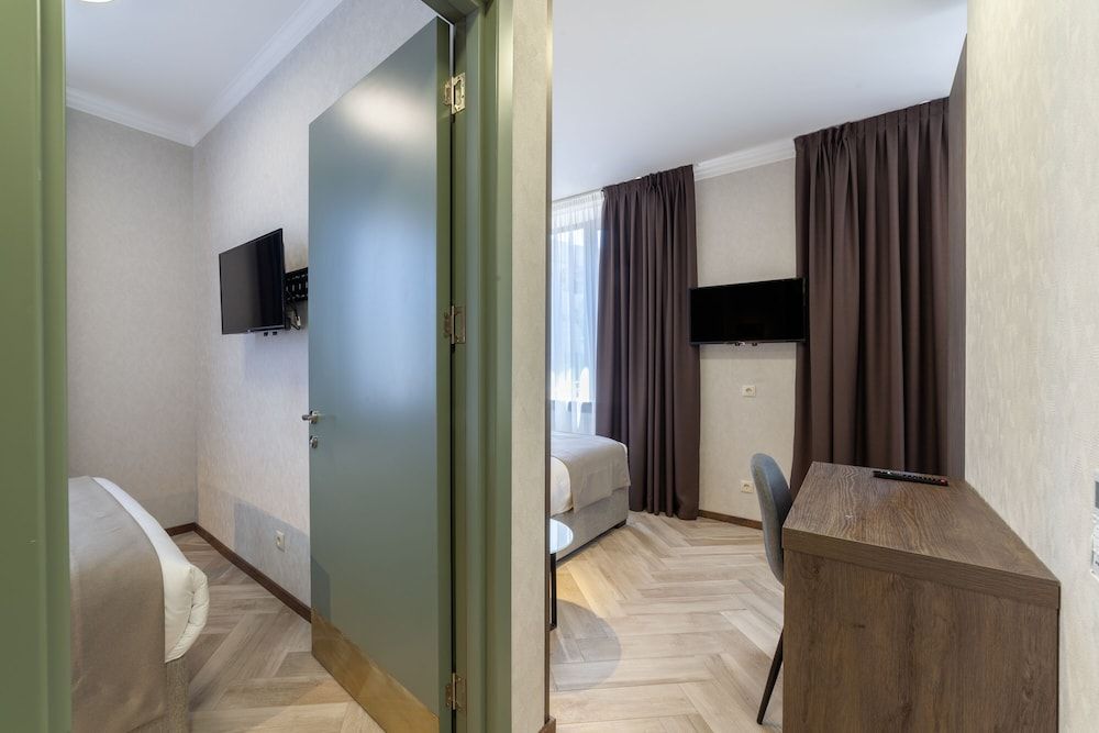 Hotel Old Wall Family Room 4