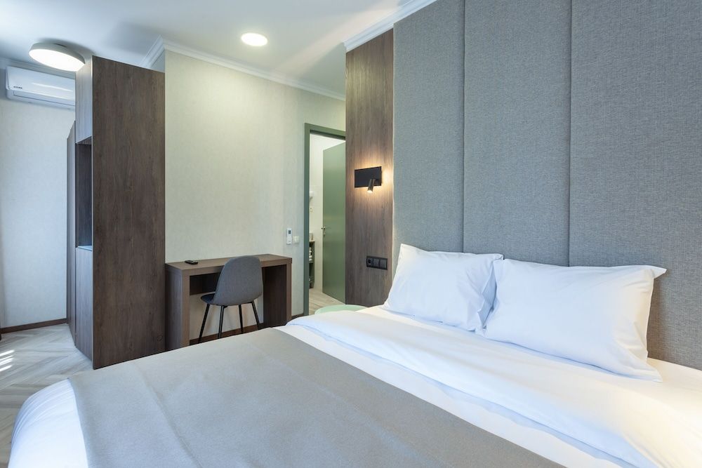 Hotel Old Wall Family Room 3