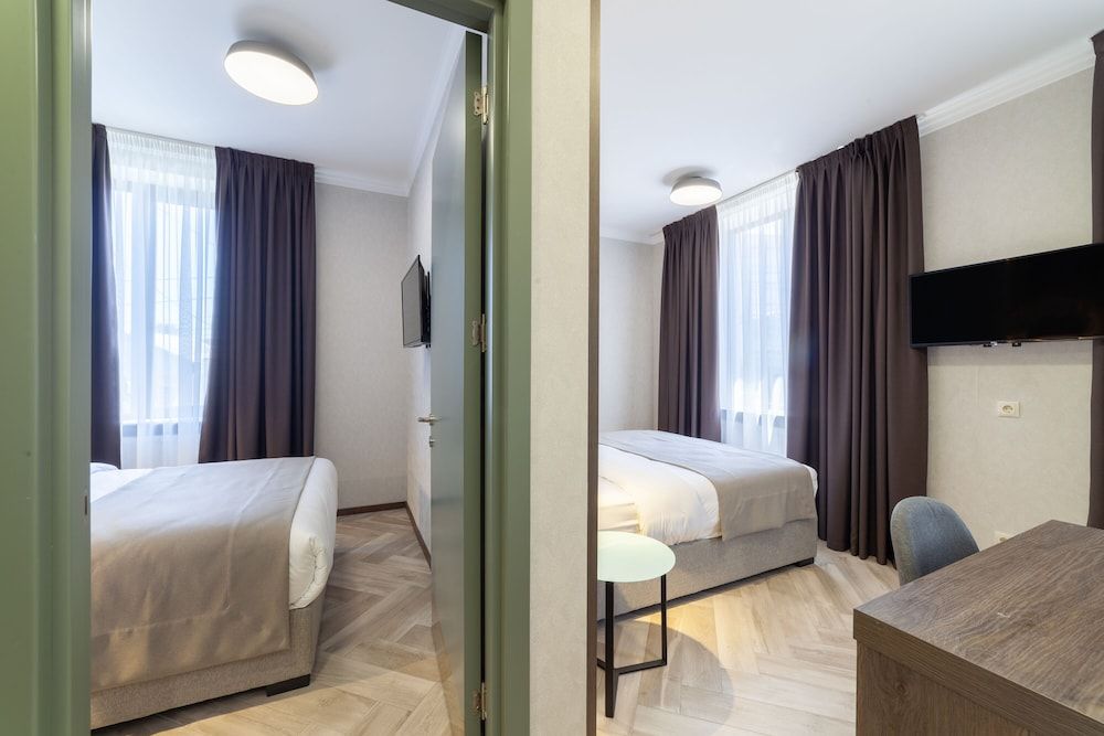 Hotel Old Wall Family Room