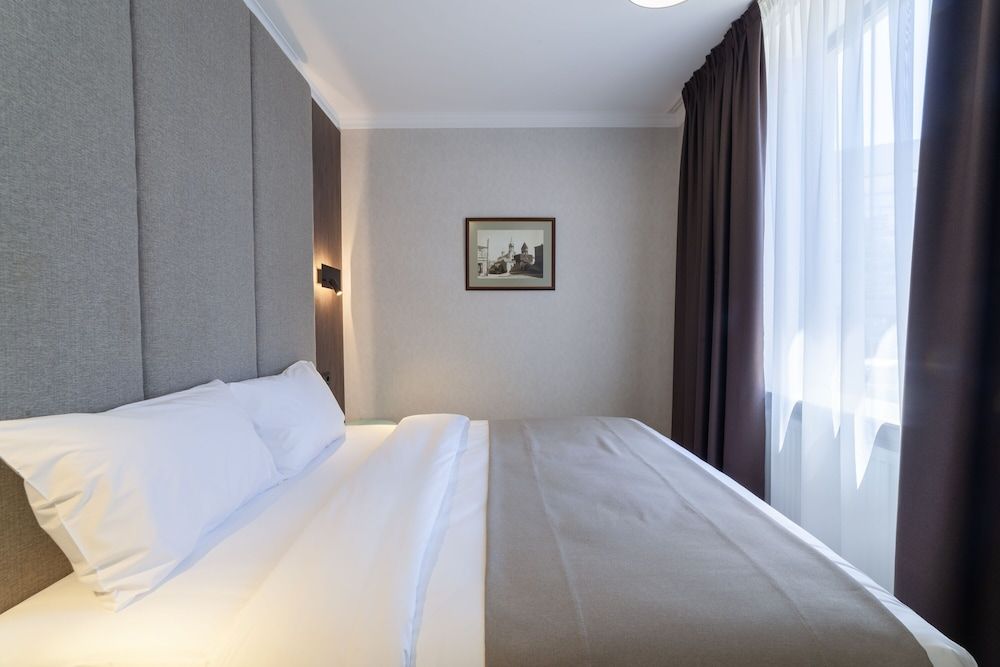 Hotel Old Wall Family Room 6