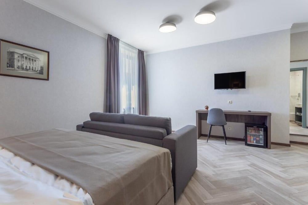 Hotel Old Wall Family Room 2