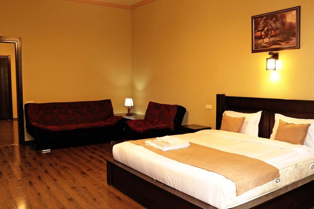 SISNO HOTEL Family Room 3