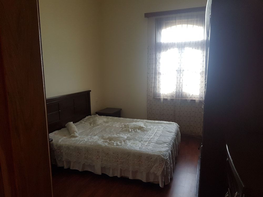 Classic Shared Dormitory, 1 Queen Bed