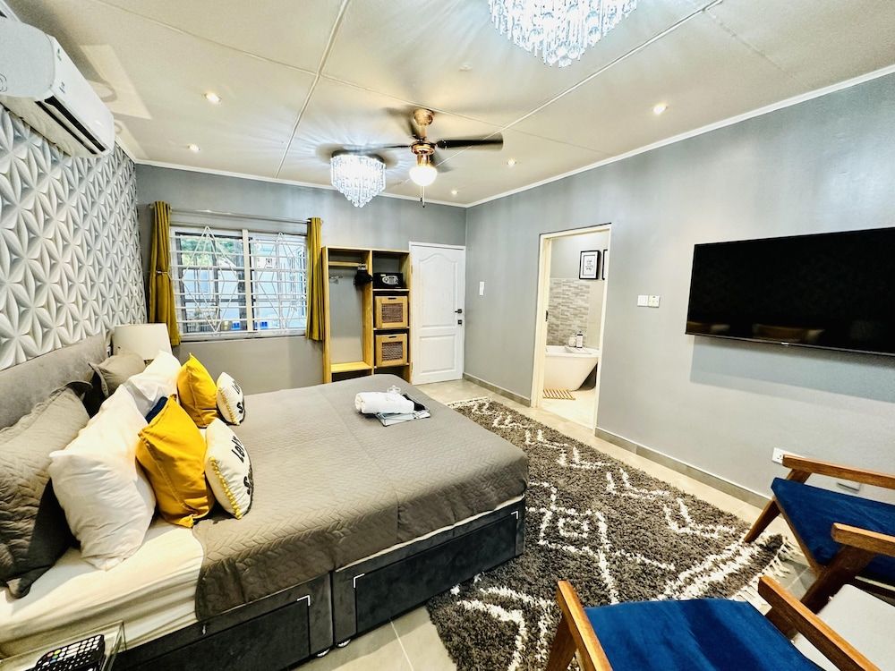 Luxurious Villa With Private Pool, Hot Tub and Bar House 7