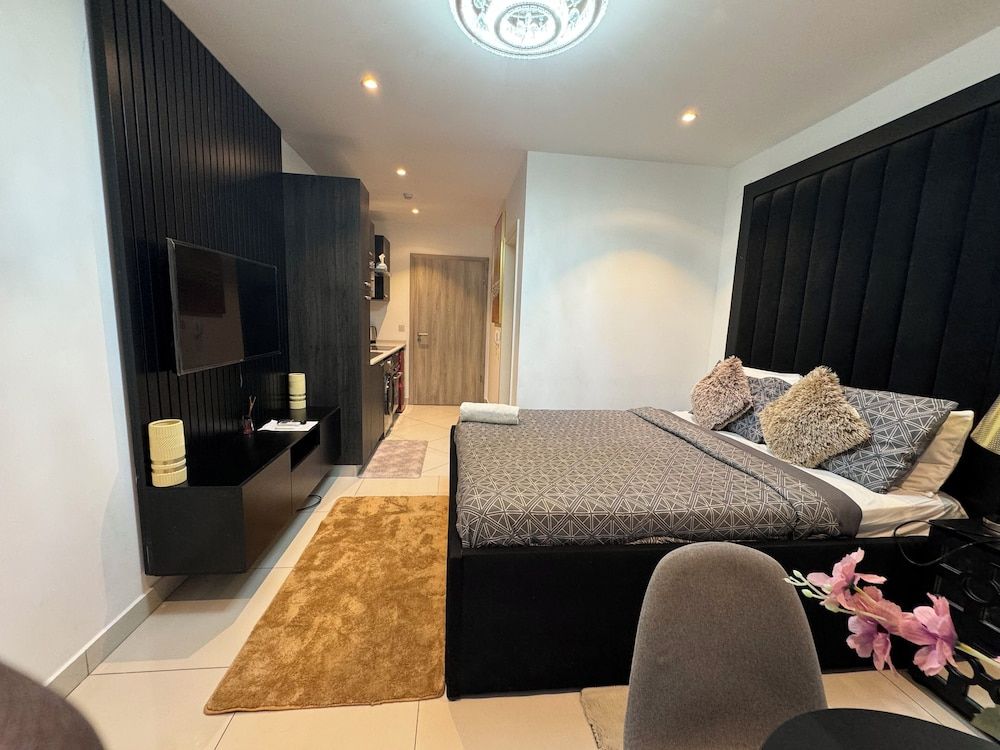 Unique Homes by Lennox Executive Studio, 1 Queen Bed 28