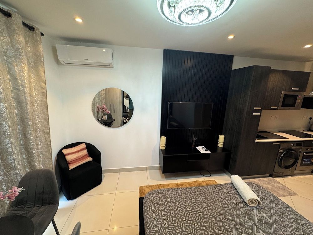 Unique Homes by Lennox Executive Studio, 1 Queen Bed 75