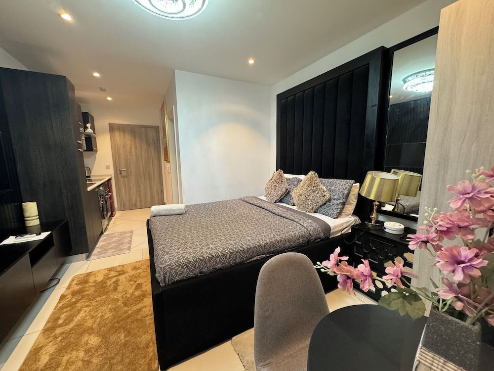 Unique Homes by Lennox Executive Studio, 1 Queen Bed 27